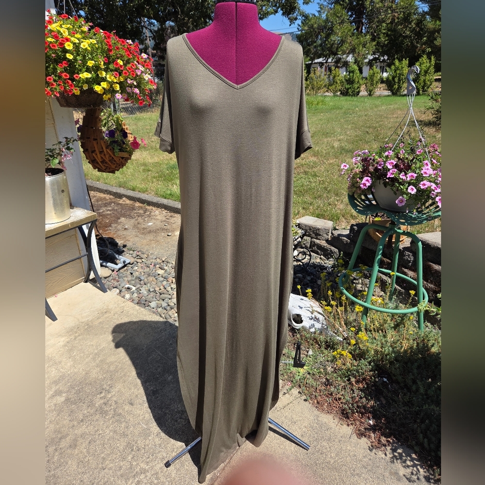 NWT Grecerelle Olive Green V-Neck Maxi Dress Size 2X. EECP